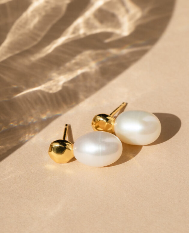 Pearl earring studs
